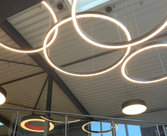 moderne-ring-aus-licht-lampen